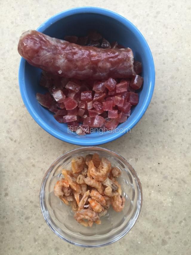 虾米泡一下切粒，腊肠出水后切粒。