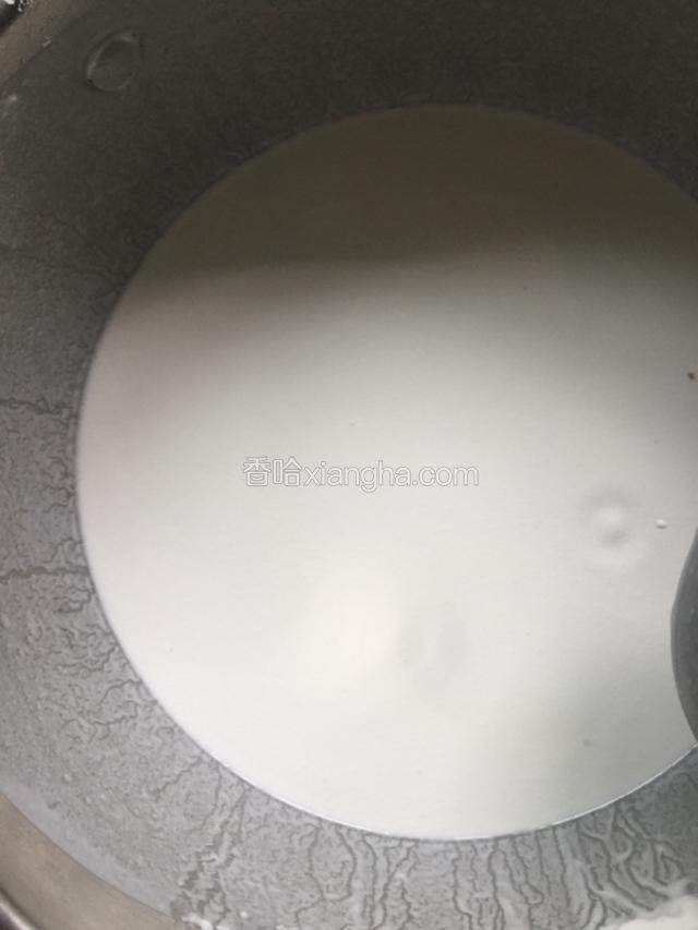 700克的粘米粉先用500克的凉水拌均匀，不要有粉粒，然后加500克开水慢慢倒入不停拌均匀，做成生熟浆，加点盐和花生油继续拌匀。