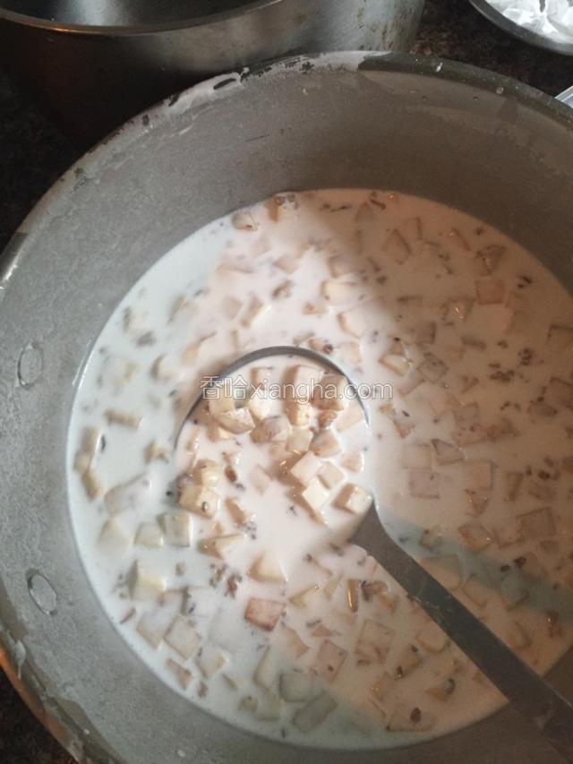 把准备好的粘米粉浆倒在一起拌匀。