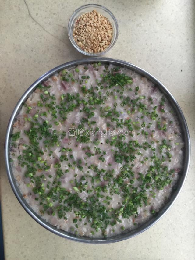 放凉一会把准备好的葱花放在表面，热的时候放葱花容易熟不好吃。