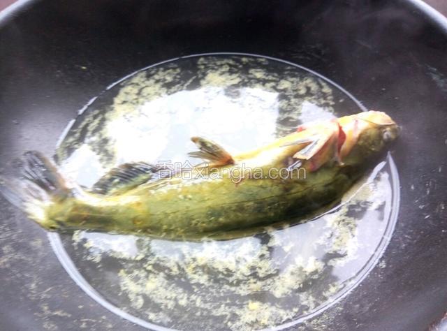等锅里的水开了，把鲶鱼过下热水，去去鲶皮，烫一下马上捞出备用，