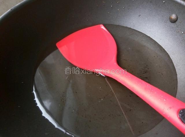 另起锅，锅中添加清水，大约600克，