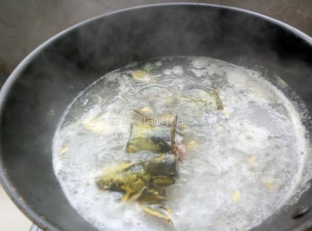 水开放入切成小块的鲶鱼，准备清炖了，