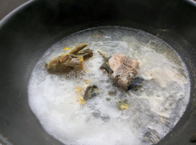 大火炖几分钟后改中火，炖大约15分钟吧，