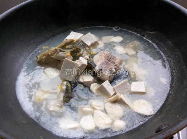 明显看出锅里水已经少了很多，加入豆腐再继续炖15分钟，可以出锅了，