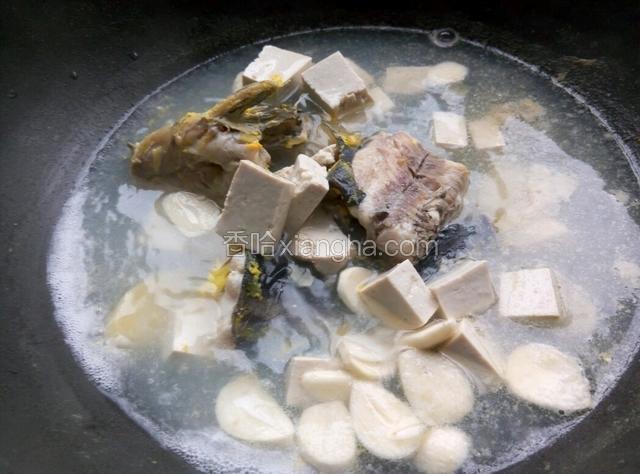 下豆腐继续炖，这时候要放盐，老醋，葱，姜，蒜，一点料酒，
