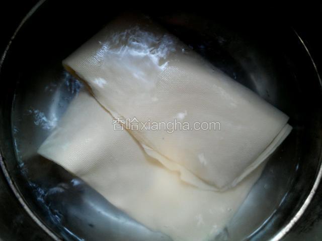 锅中烧开水，放豆腐皮焯水。