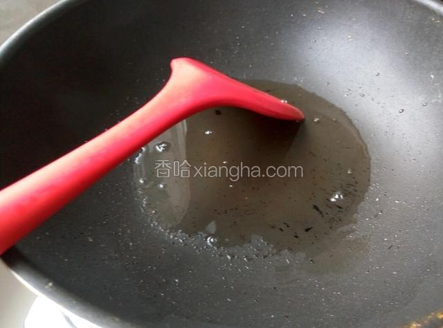 热锅倒油，油要多倒点，一会要煎黄花鱼，