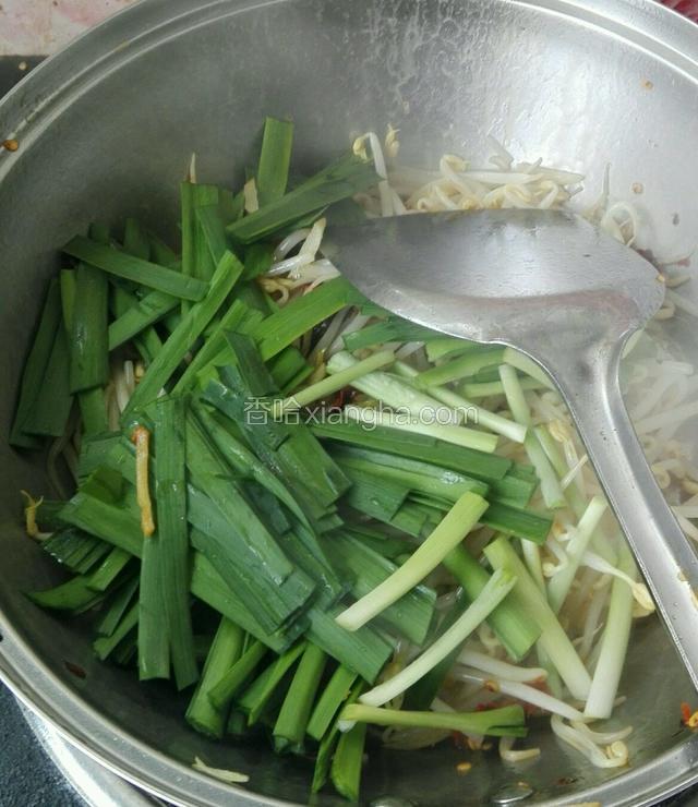 豆芽4分熟开始加入韭菜