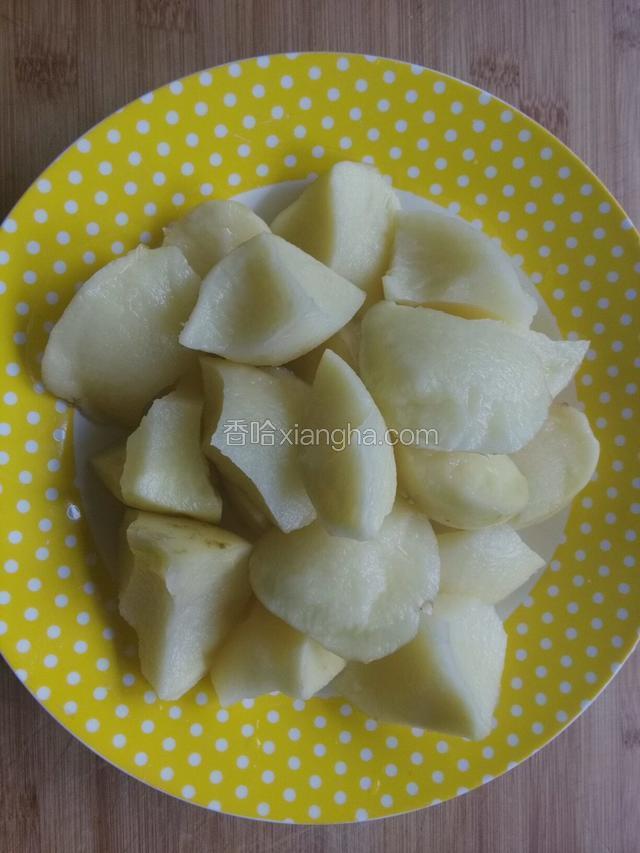 土豆用刀角锛成下块，这样土豆沙面好入味。