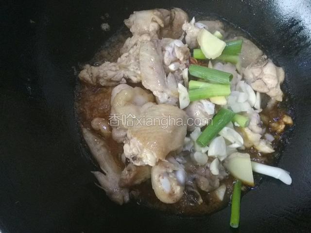 加葱姜蒜，花椒，大料，料酒，酱油，继续翻炒。