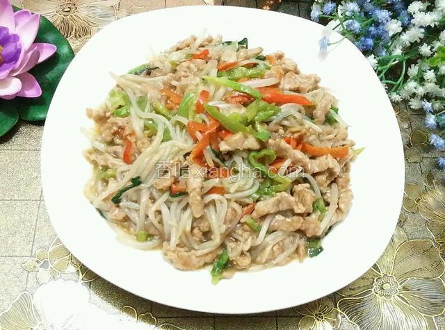 出锅装盘，一盘色香味俱全的肉丝炒豆芽可以享用啦！