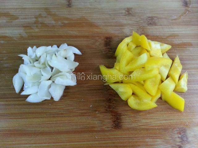 黄椒去蒂，去籽，去掉内部白色筋膜同荷兰豆一样切成3厘米长菱形块，百合分成小瓣备用