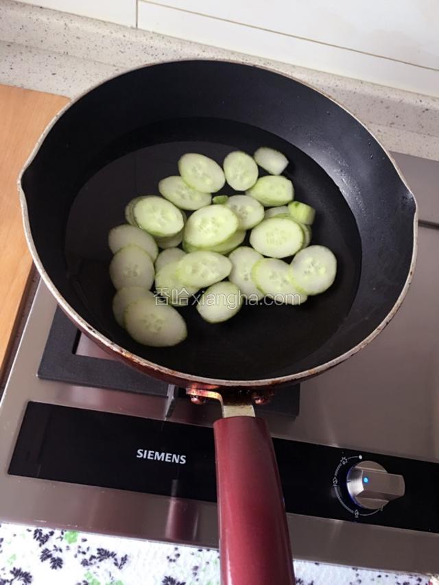 黄瓜一定要冷水下锅。这样黄瓜的清香味才会更赞