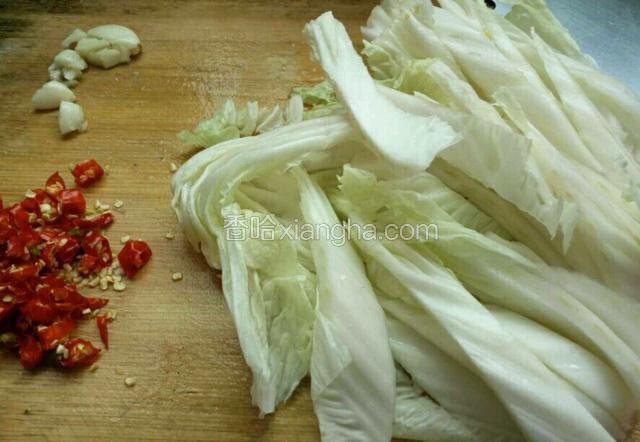 辣椒、大蒜切碎，大白菜梗切细