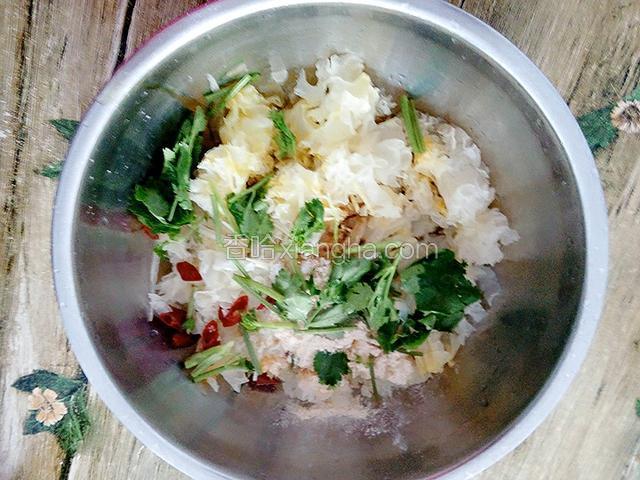 撒入香菜段