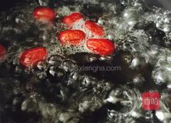 Illustration of how to make black fungus and red date soup 4
