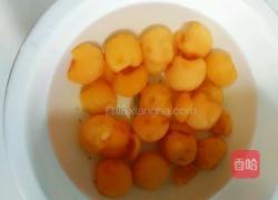 冰糖枇杷的做法图解1