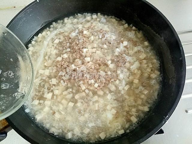 夹出姜片，调小火，沿锅转圈淋入蛋白。
