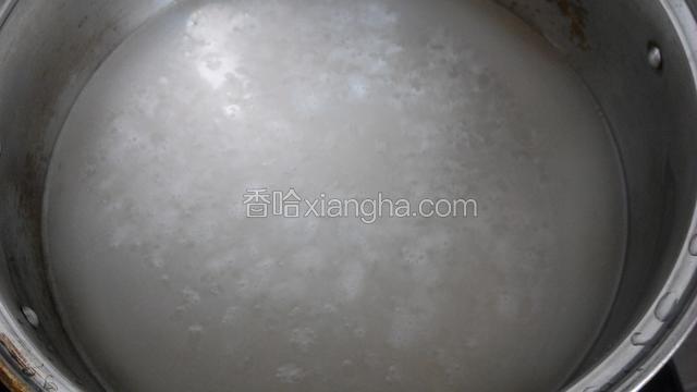 大米淘洗干净，放锅里，加适量清水，大火煮开
