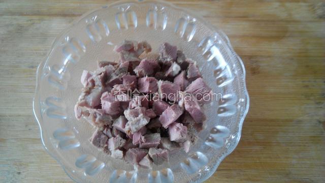 熟瘦肉切丁备用