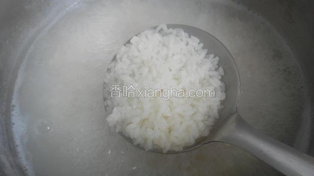 中小火煮至大米7、8成熟，中间要搅拌几次，防止粘锅