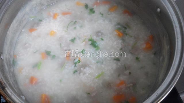 大米熟透，米汤粘稠，放入鸡精和香菜，搅拌均匀，关火