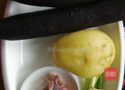 东北版土豆炖茄子的做法图解1