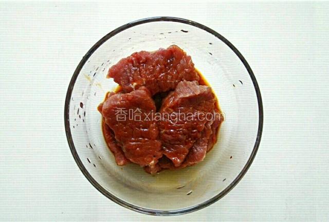 把切好的牛肉片放碗中，放入料酒，生抽，少量白糖，挑拌均匀腌制半小时(如果没有时间可以省略掉腌制半小时环节)