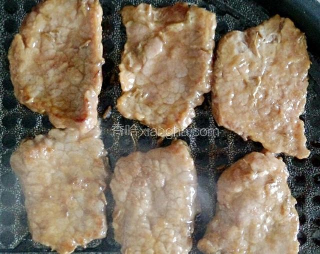 牛肉很容易熟 且煎老了的牛肉口感不好 所以大概十五秒左右肉变白就熟了 就这样 两面都煎好