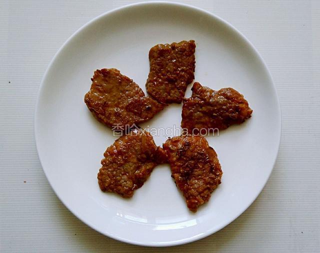 把去油后的牛肉饭入盘中 