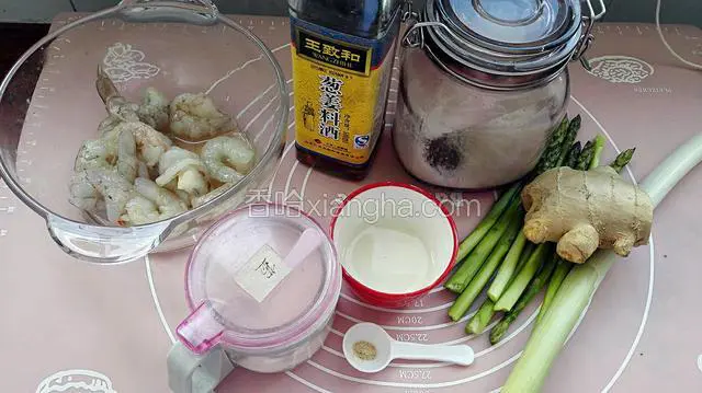 准备食材，虾仁，芦笋，盐，糖，白胡椒粉，葱姜水淀粉备齐