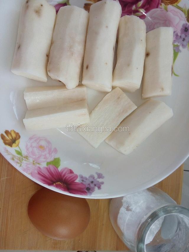 山药去皮洗净，切段。