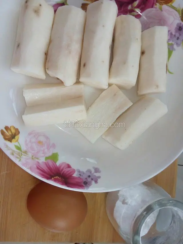 山药去皮洗净，切段。