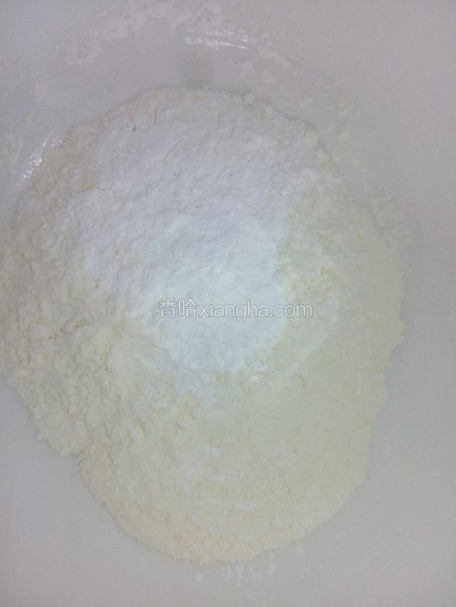 生粉泡打粉椒盐倒入蛋液里。