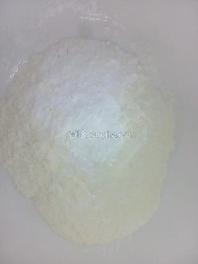 生粉泡打粉椒盐倒入蛋液里。