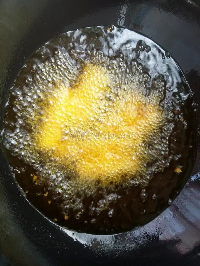 锅里放适量的油，七层热时下山药条。