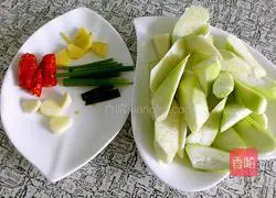 Illustration of how to make loofah and clam soup 2