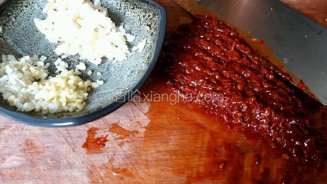 切些葱姜末，蒜切碎。郫县豆瓣要剁的比较细碎。