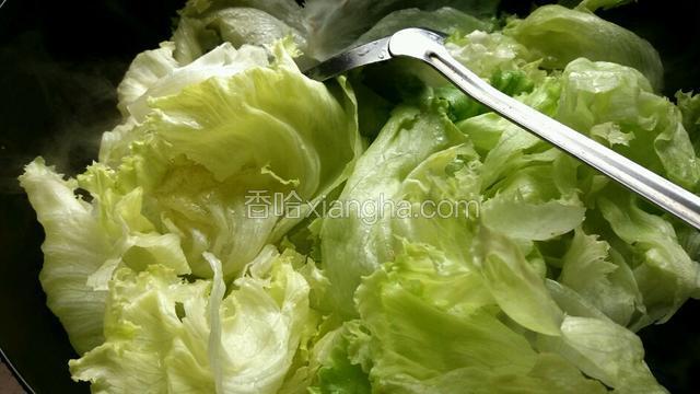 生菜洗净控干，略炒一下。