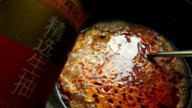 加能没过肉片的水烧开，放入生抽调味。