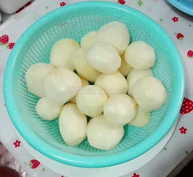 小土豆洗干净去皮。