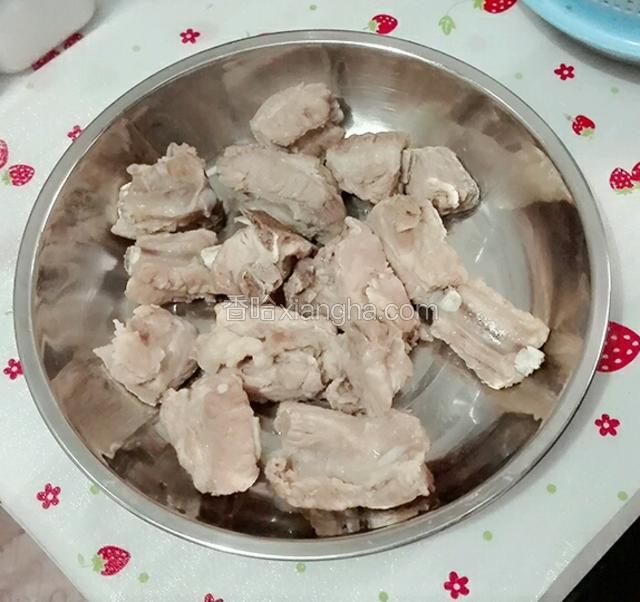 排骨焯水沥干水份。