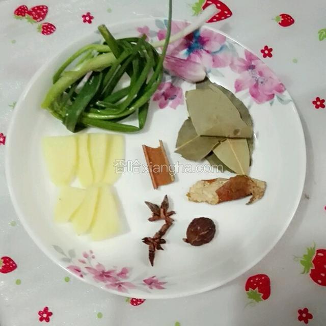 准备好大料：香葱结，生姜片，陈皮，八角，草果，橘子皮，香叶。