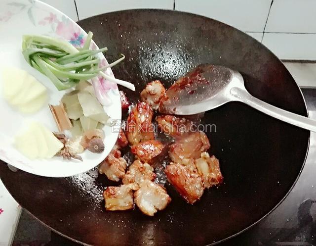 下入大料炒出香味。
