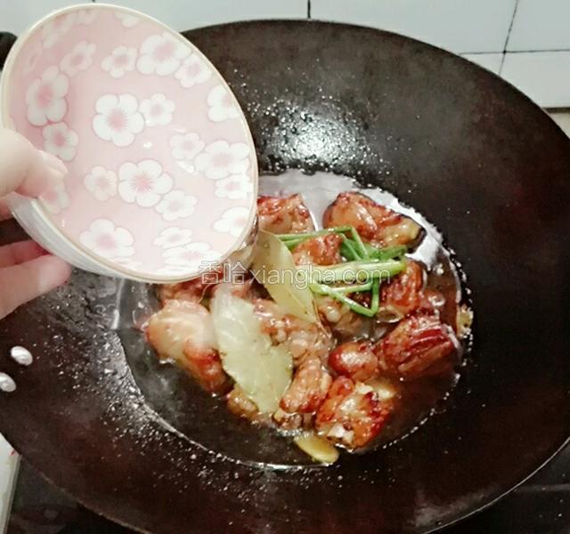注入适量的水没过排骨大火烧开转小火。