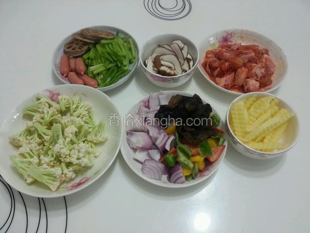 准备食材，鸡肉用奥尔良腌料腌至入味，我腌了两个小时