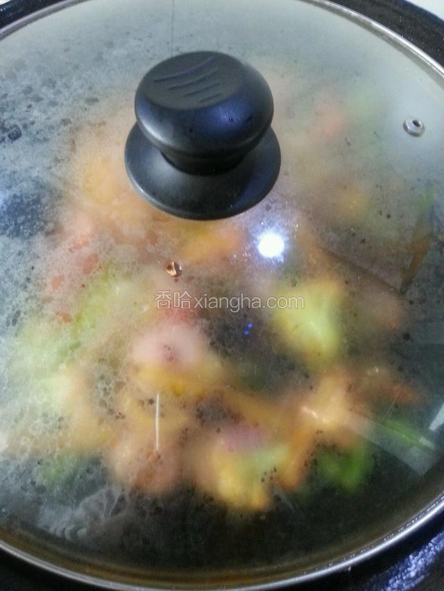 盖上锅盖焖煮一会儿入味