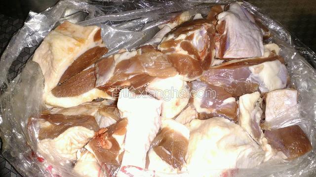 鸭腿切块备用