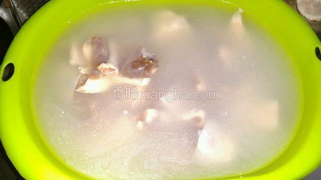 准备淘米水，将鸭肉放入米水中。